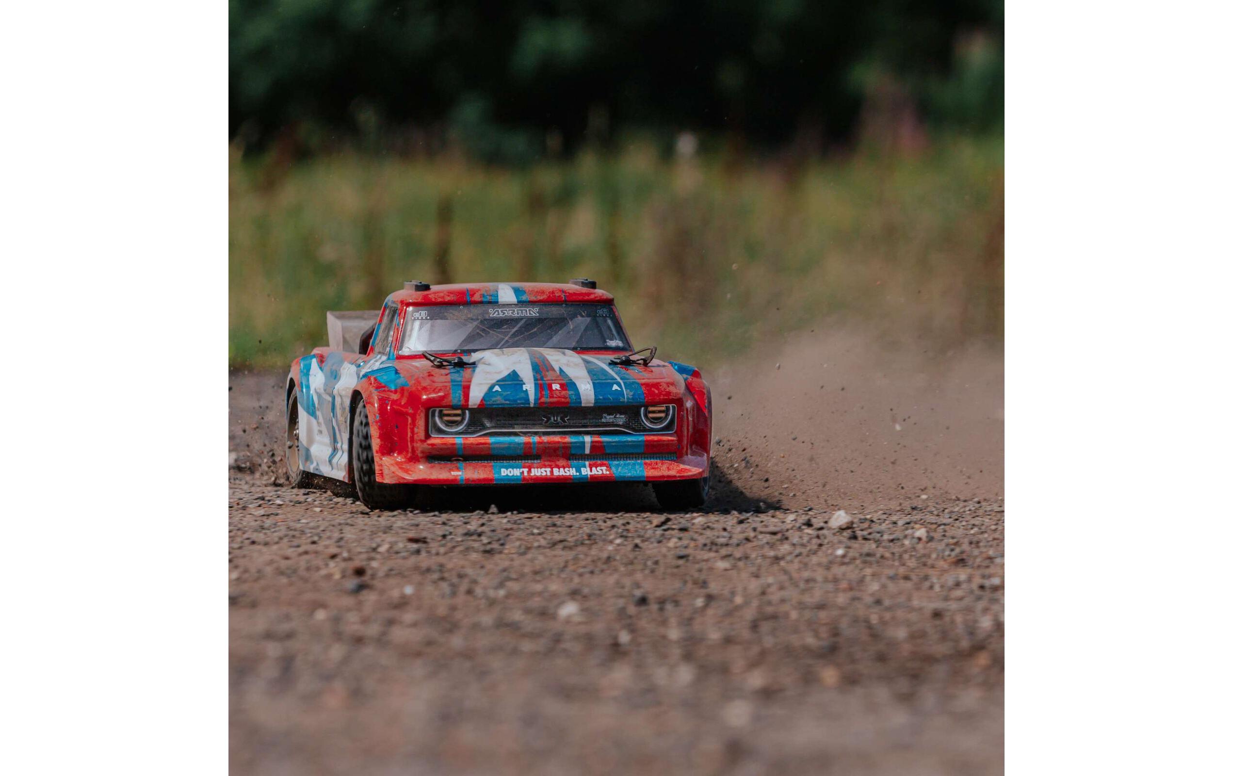 Infraction 4x4 Mega, Rot/Blau 1:8, RTR<br>Street Bash Resto-Mod Truck im Massstab 1:8