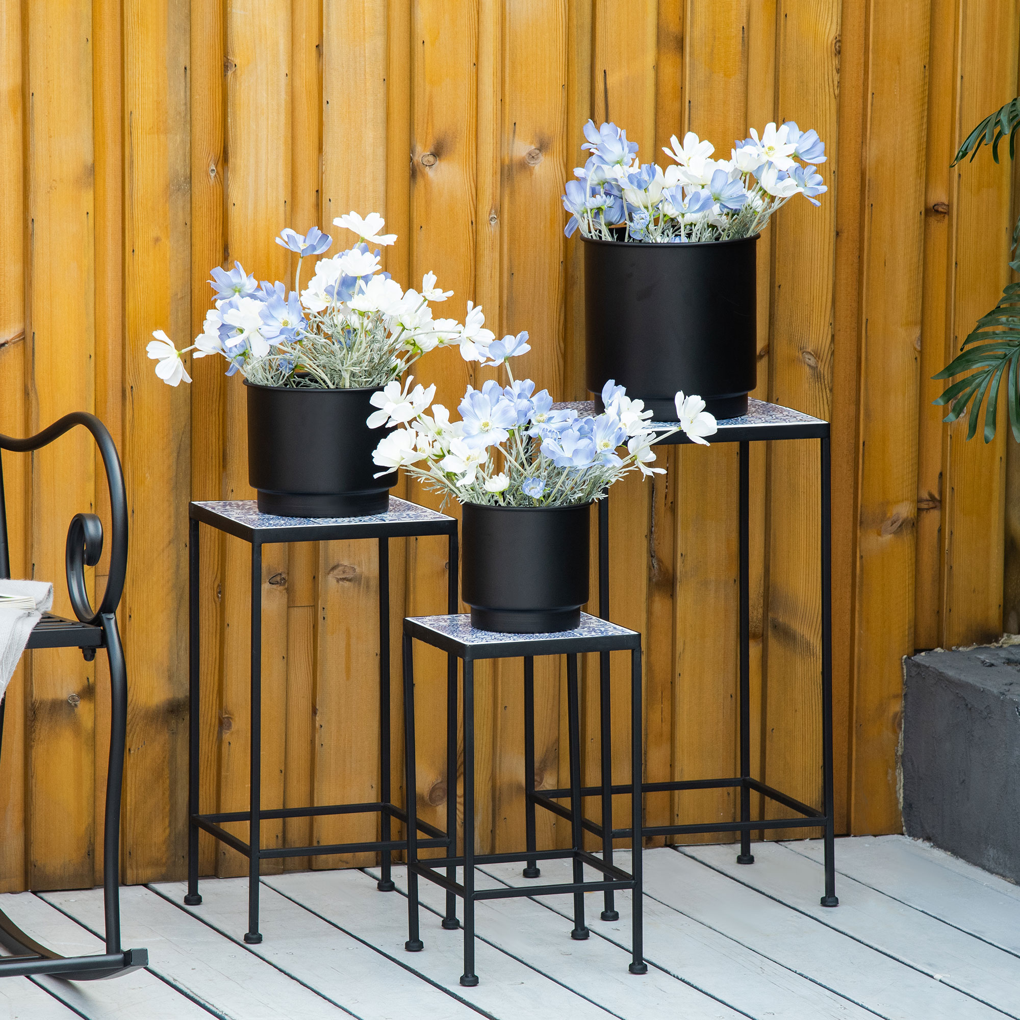 Suportes de metal para plantas Outsunny, conjunto de 3 peças empilháveis com tampo decorativo em azulejo para uso interno e externo, 31,5 x 31,5 x 60,5 cm, azul e preto.