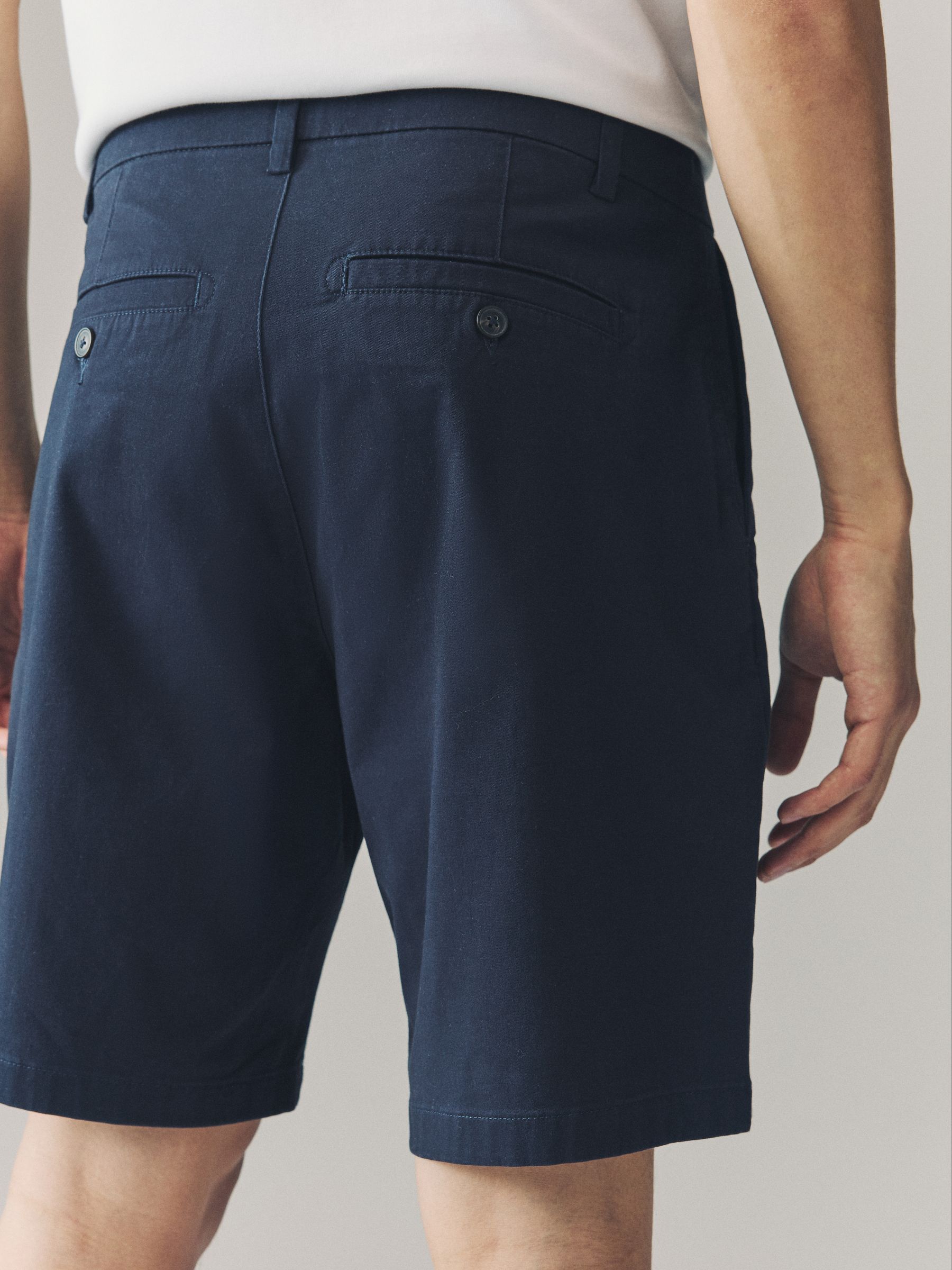 Marineblauw/kiezelkleurig - Ruimvallende pasvorm. - Set van 2 chinoshorts met stretch