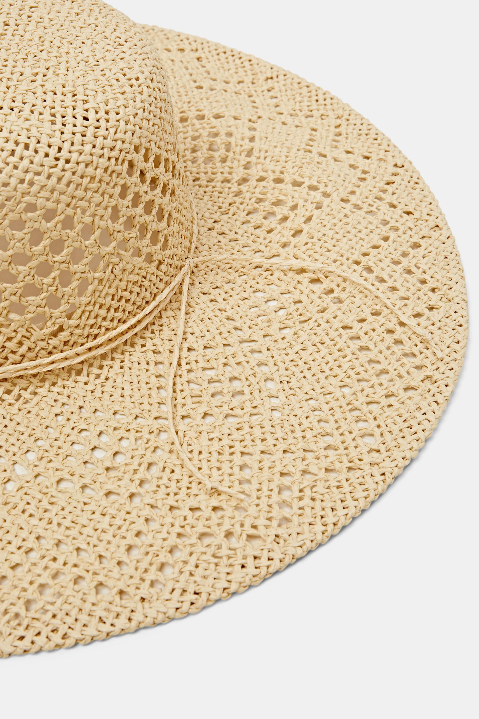 Chapeau de paille à bord large