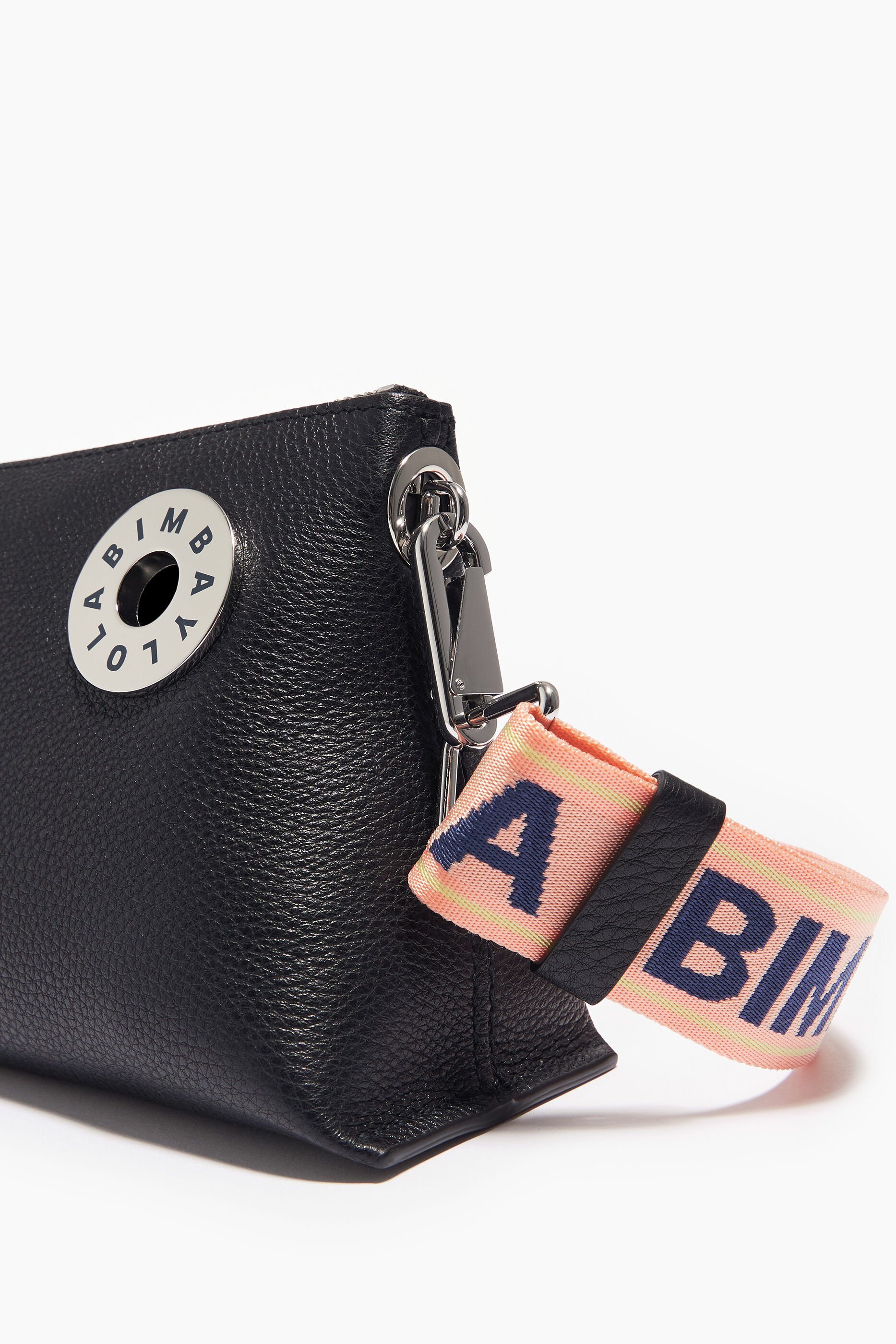 Bolsa de couro preta em formato de S