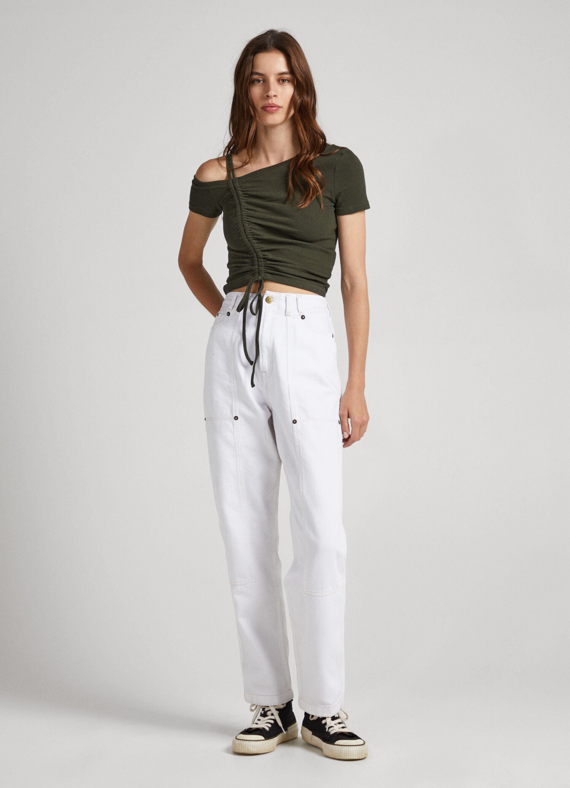 Camiseta canelada com gola assimétrica - verde-oliva
