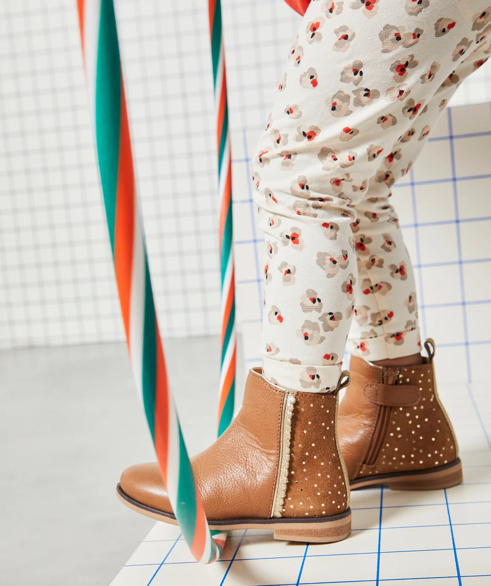 BOTTINES FILLE EN CUIR CAMEL AVEC DÉTAILS À POIS COULEUR DORÉE