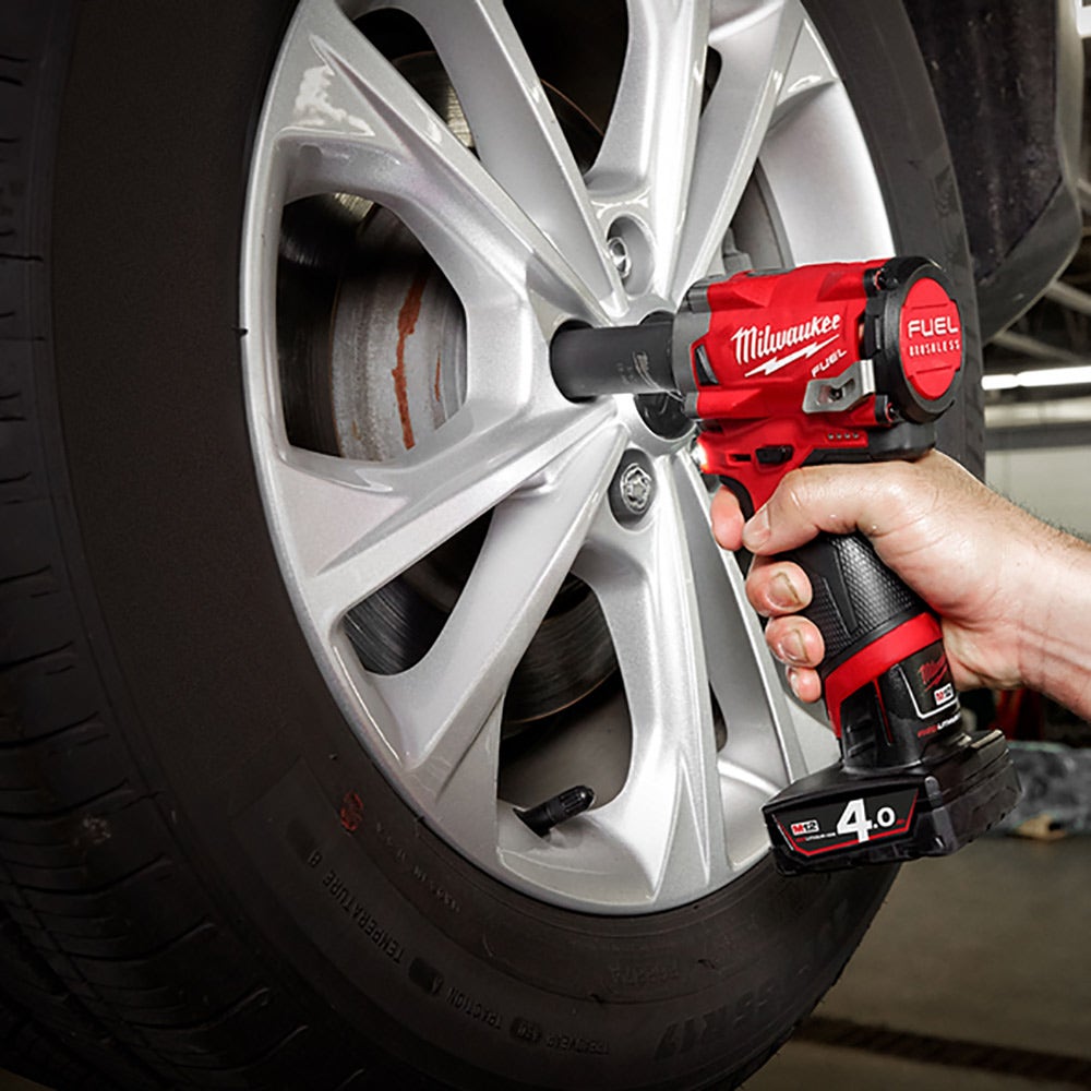 MILWAUKEE 12V FUEL™ 1/2" Stubby Impact Wrench Kit M12FIWF12-202B