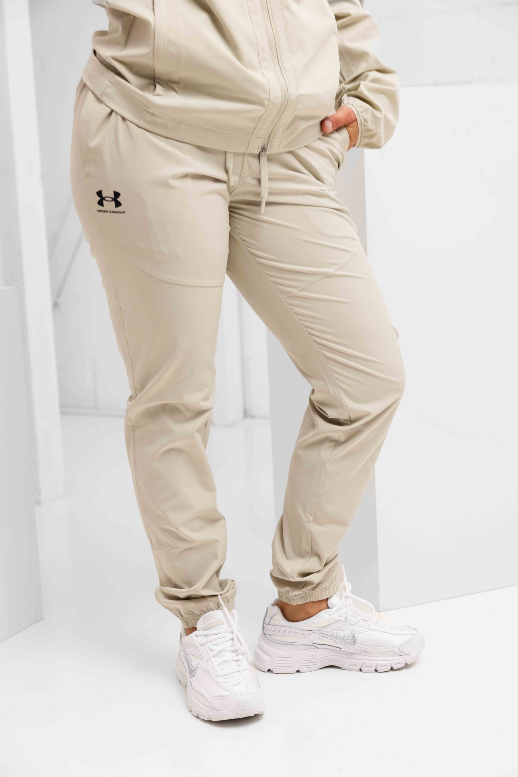 Under Armour Vibe Woven Trainingspak Dames Beige