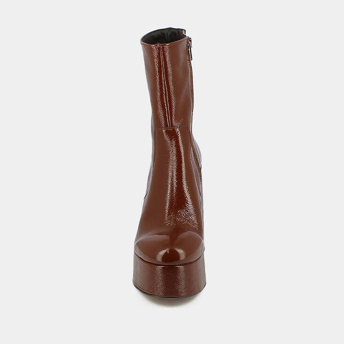 Boots à plateformes et bouts ronds  en vernis plissé marron