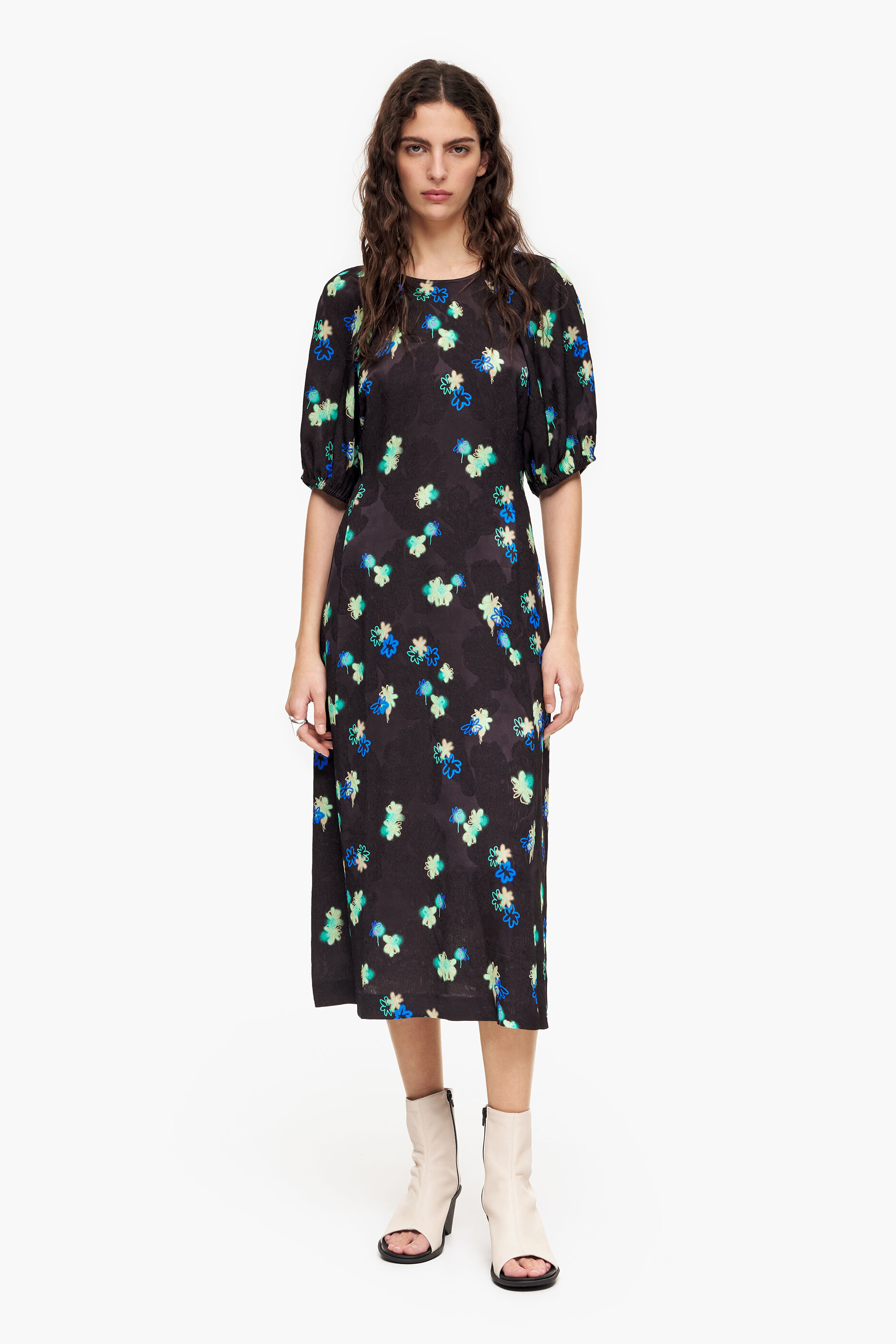Vestido fluido com estampa de flores em spray