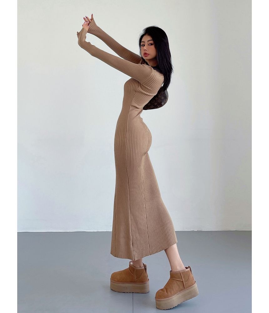 LIVIE - Gebreide midi-jurk met lange mouwen en kraag