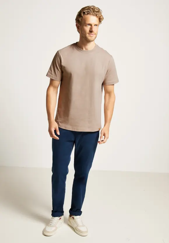 Basic T-Shirt in Unifarbe - dull sand