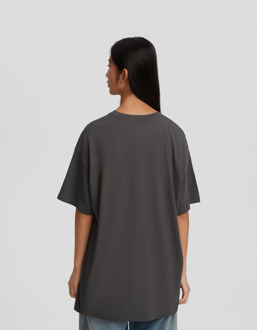Camiseta oversized da moda com mangas curtas e estampa.