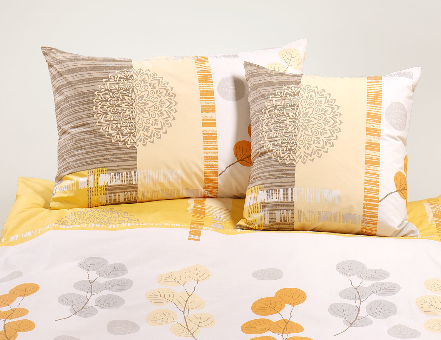 Bettwäsche mit farbigem Blätterprint und Mandalamuster