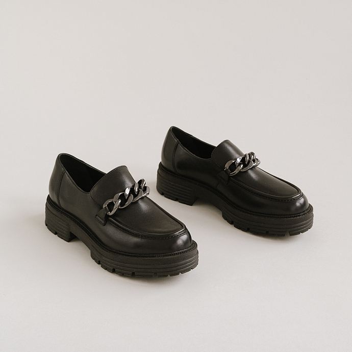 Mocassins à chaines et semelles crantées  en cuir noir