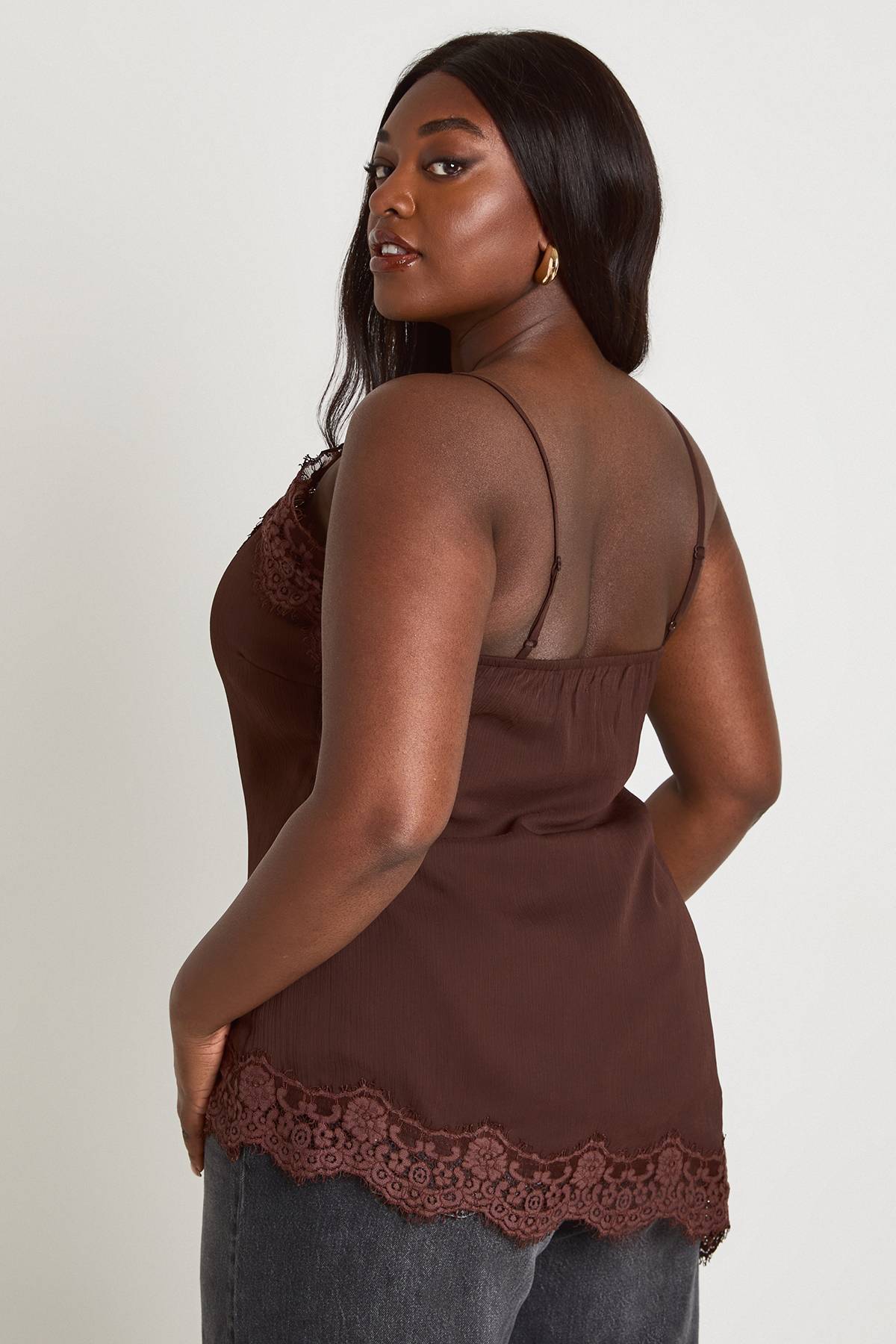 boohoo Haut Caraco Grande Taille En Mousseline Asymétrique Avec Bordure En Dentelle