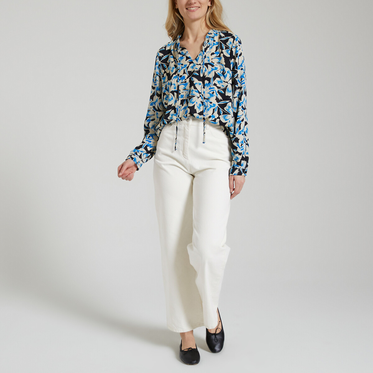 Blusa estampada JDY com amarração no pescoço.