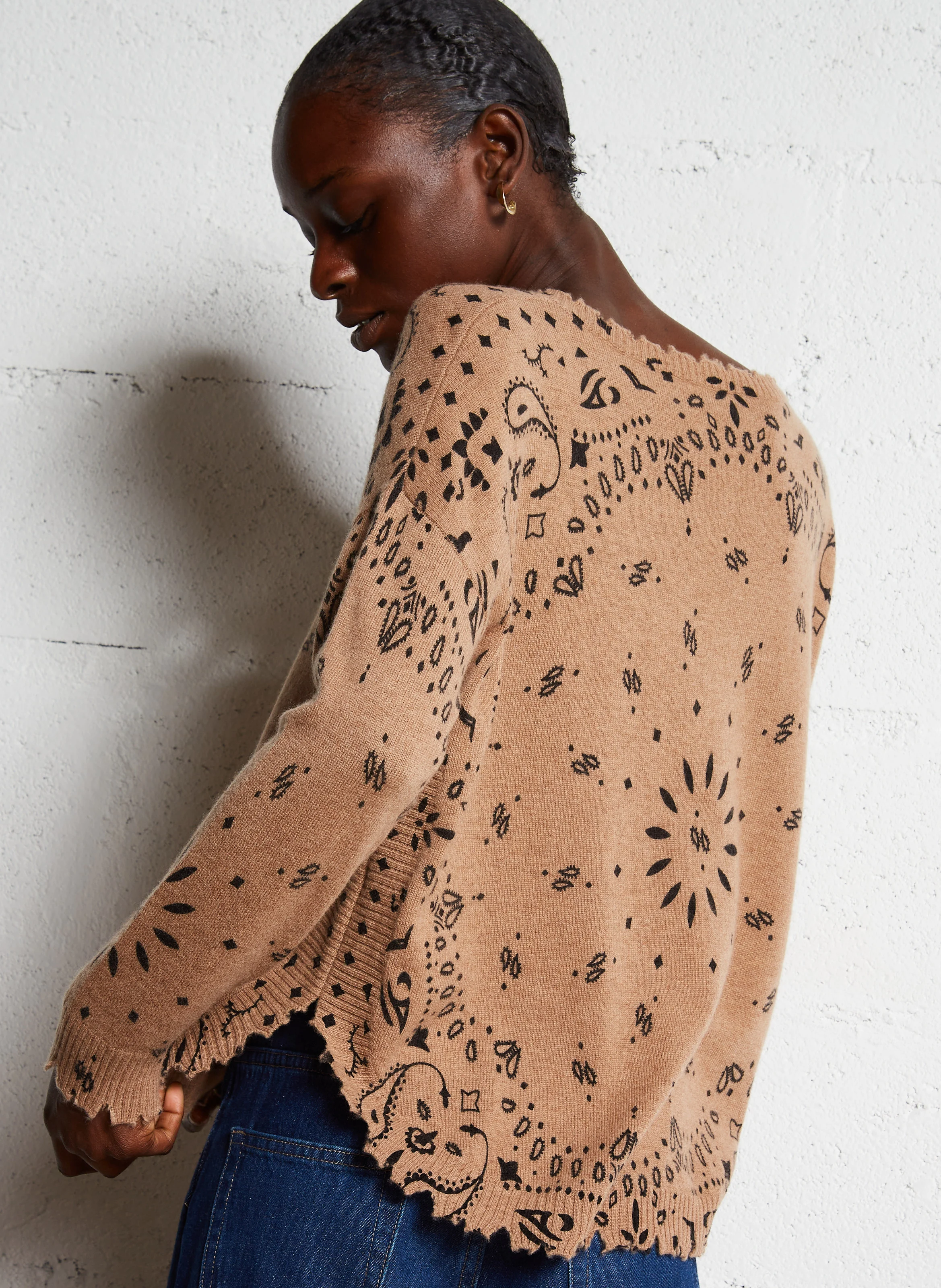 MELA BANDANA - Pull droit col bateau motif bandana en cachemire | Marron