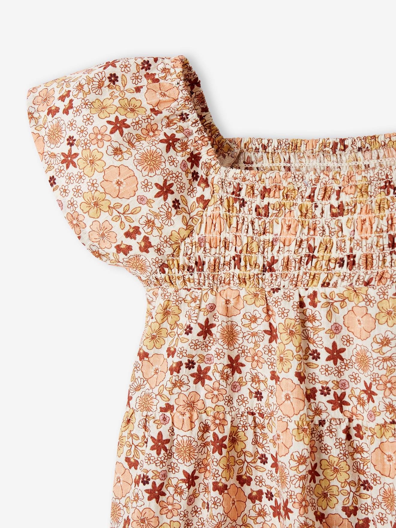 Vestido infantil off-white com detalhes franzidos e estampa floral.
