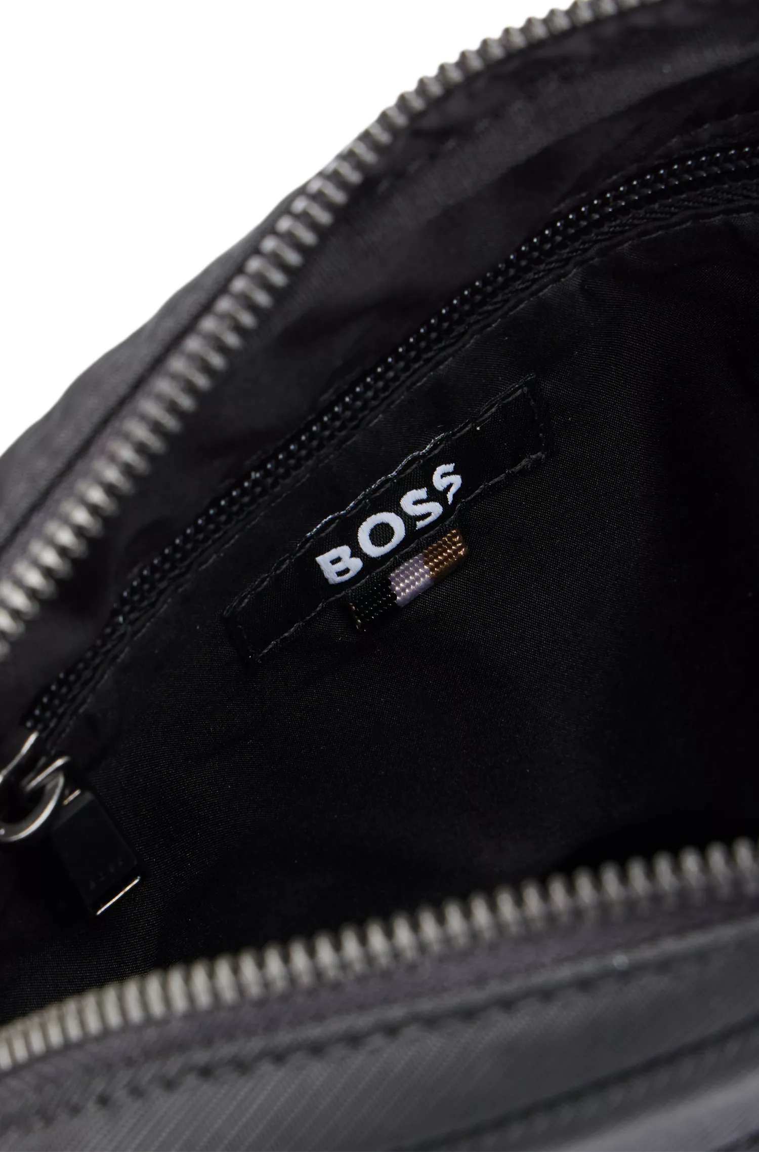 Bolsa transversal BOSS com logo em contraste preto e alça listrada exclusiva.