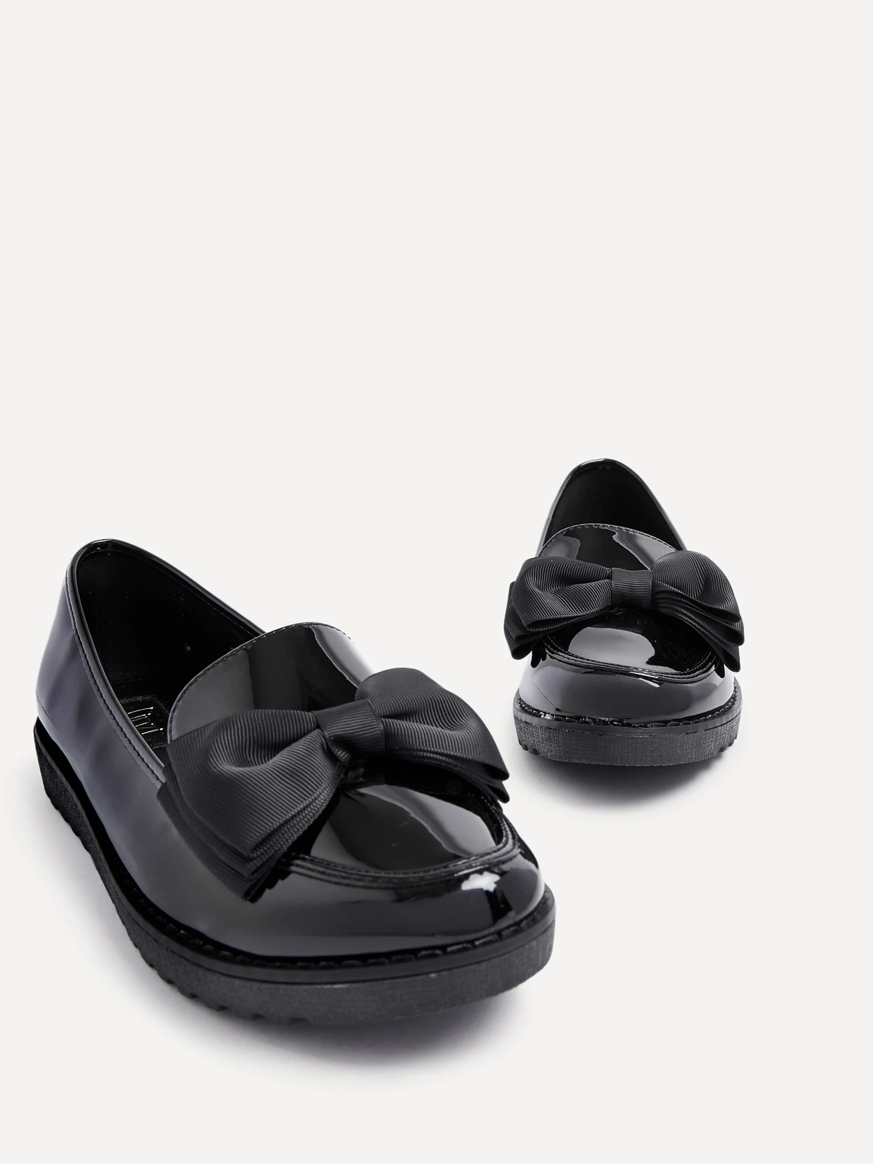 Zwart - Linzi Cathy loafers met plateauzool en grote strik