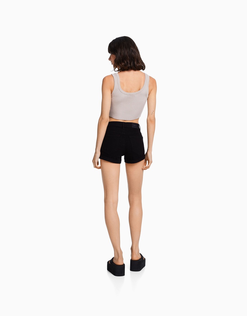 Shorts jeans com a barra dobrada