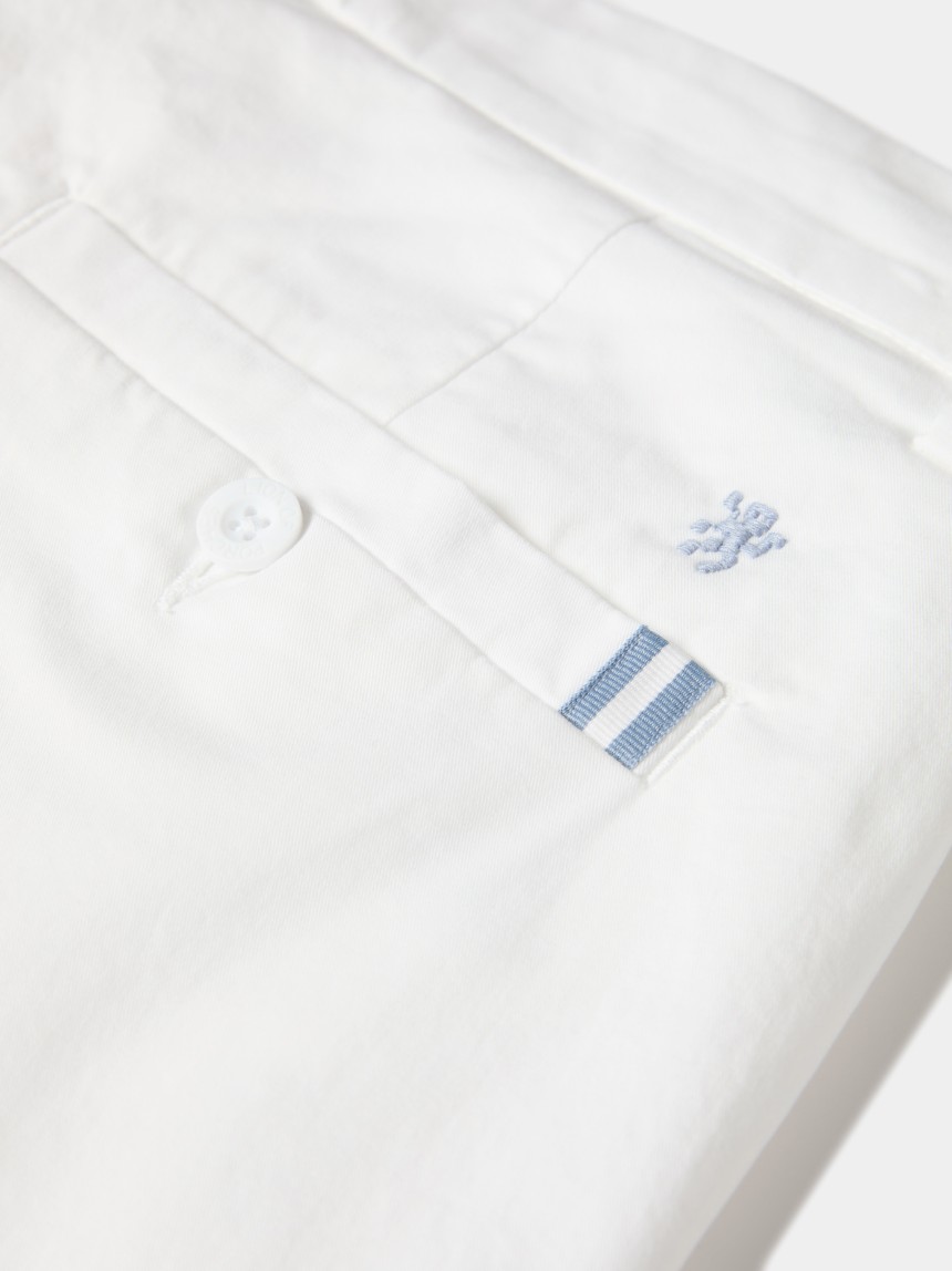 Calças chino regular fit de algodão