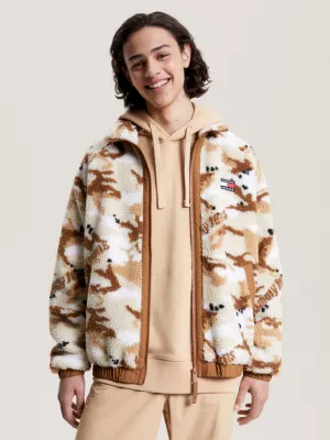 Jaqueta Sherpa Relaxada com Estampa Camuflada e Logo
