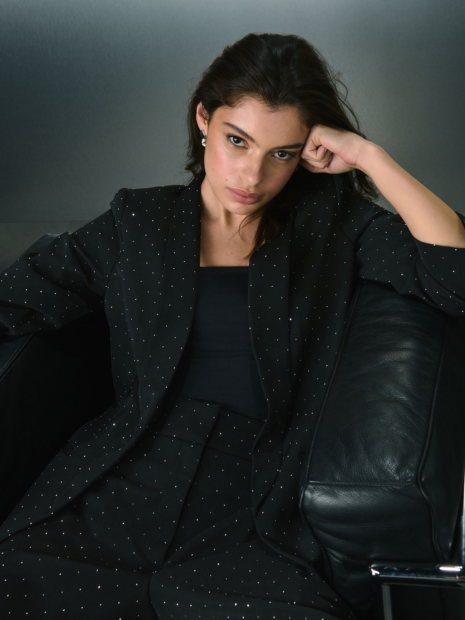 Zwart - Versierde gelegenheidsblazer met ruches aan de mouwen en studs