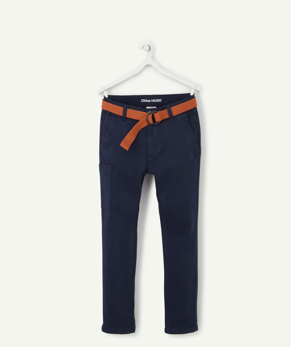 HUGO LE PANTALON CHINO GARÇON BLEU MARINE AVEC CEINTURE OCRE