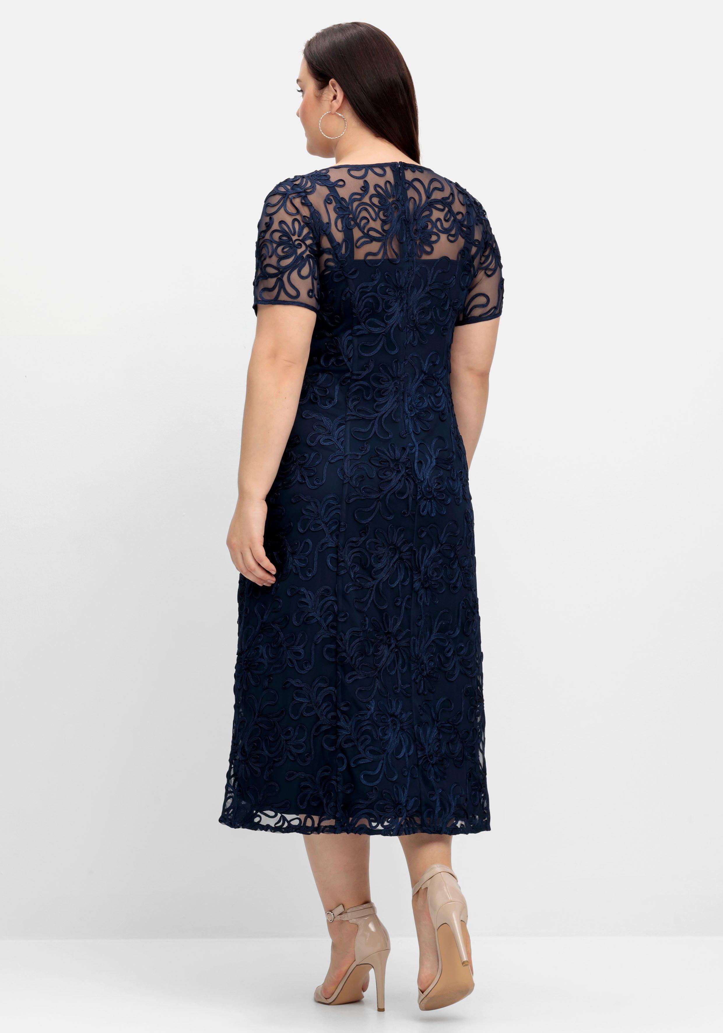 Abendkleid mit dekorativen Zierborten