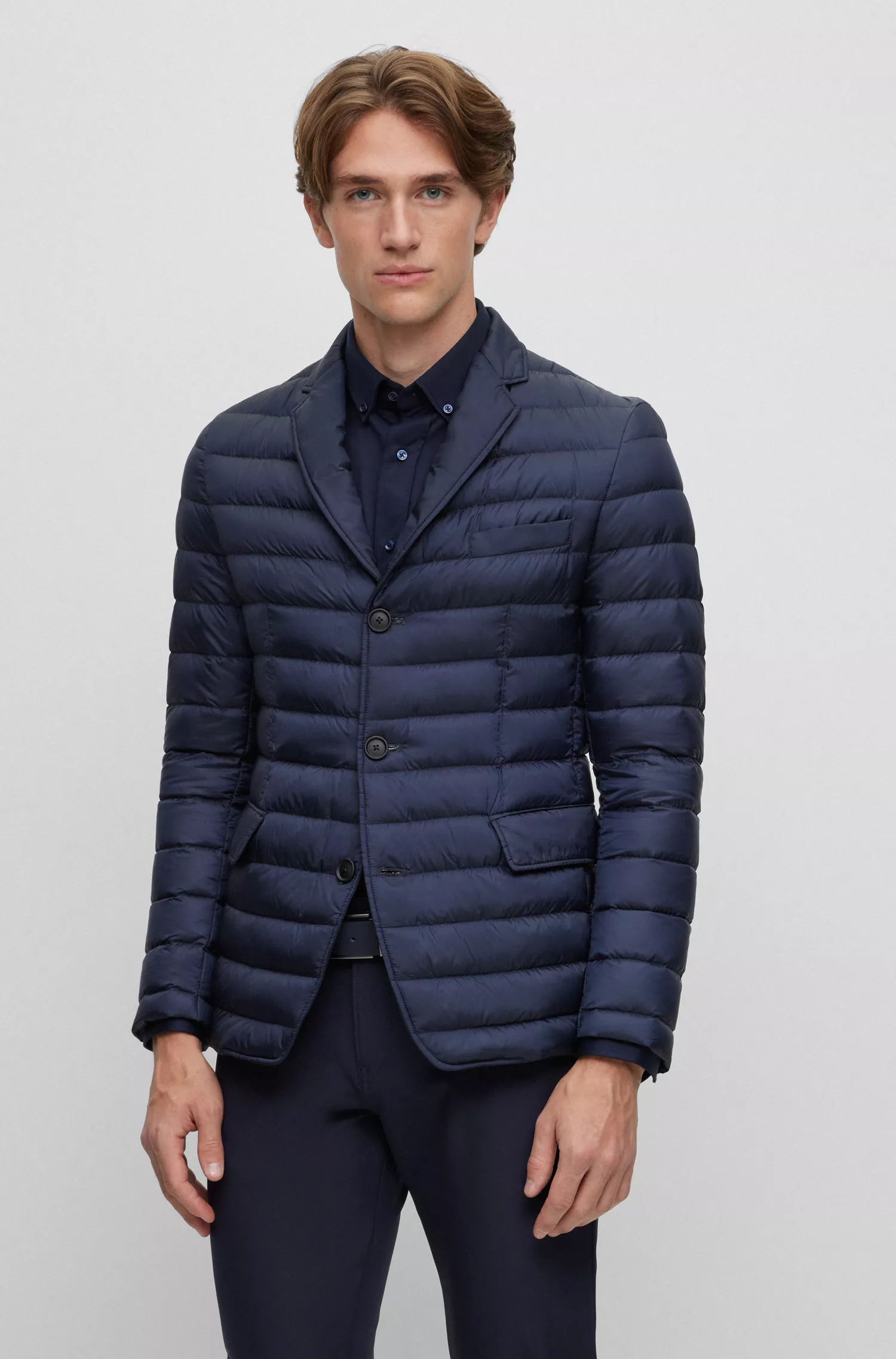 Jaqueta BOSS preta, corte slim, com enchimento de plumas.