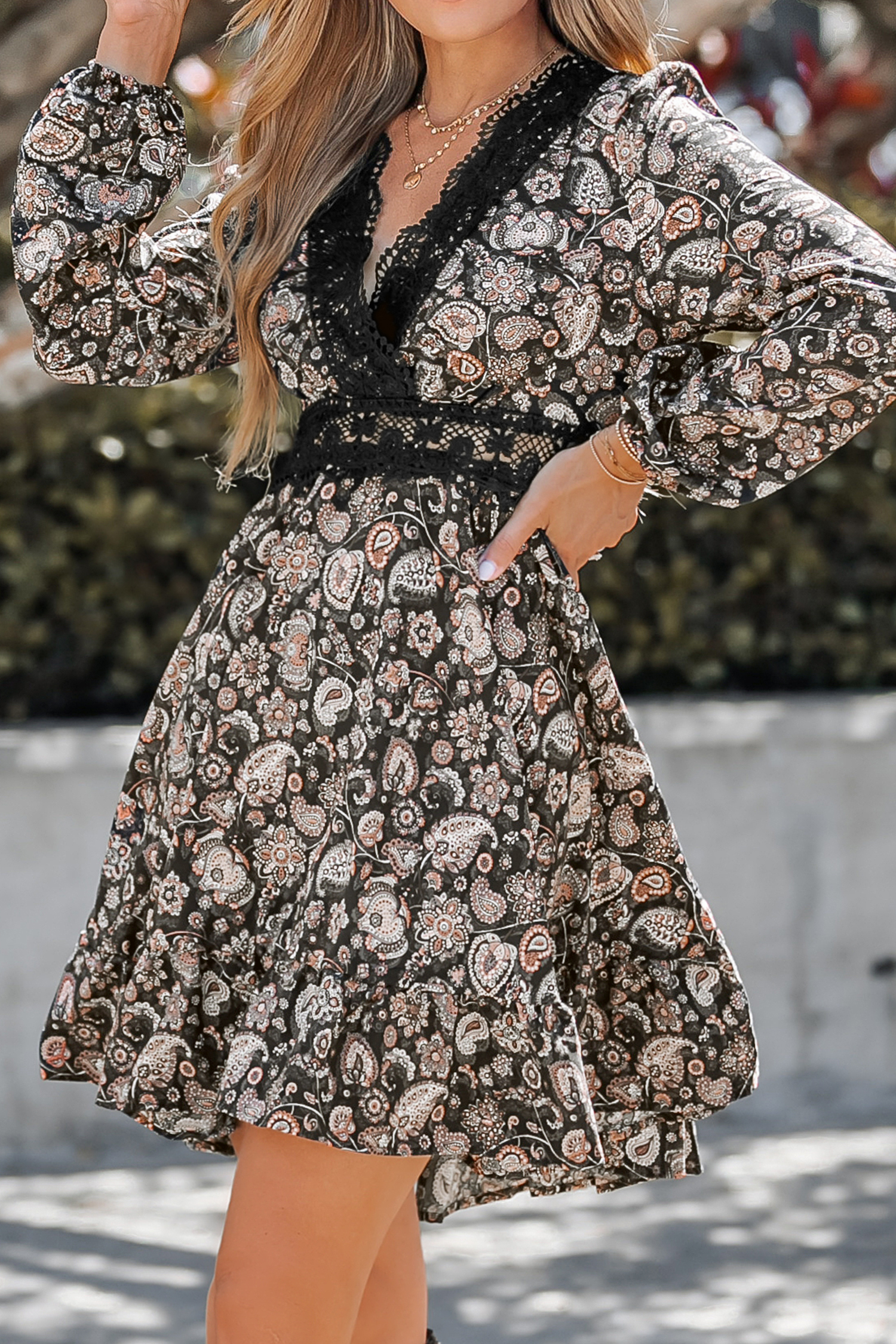 Robe mini à volants avec bordure en dentelle paisley