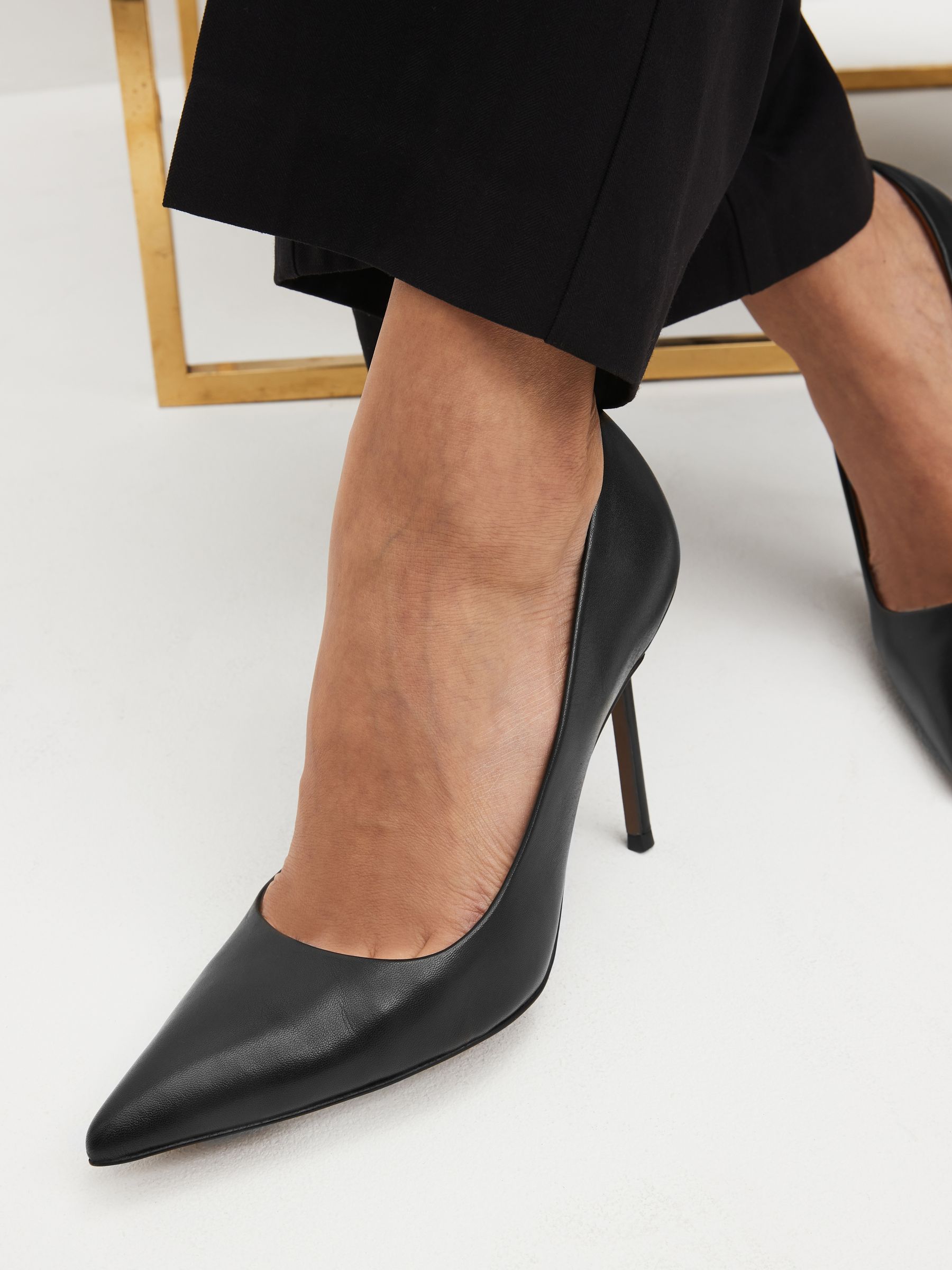 Zwart - Leren spitse pumps