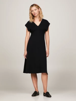 Vestido evasê com decote em V e comprimento até o joelho