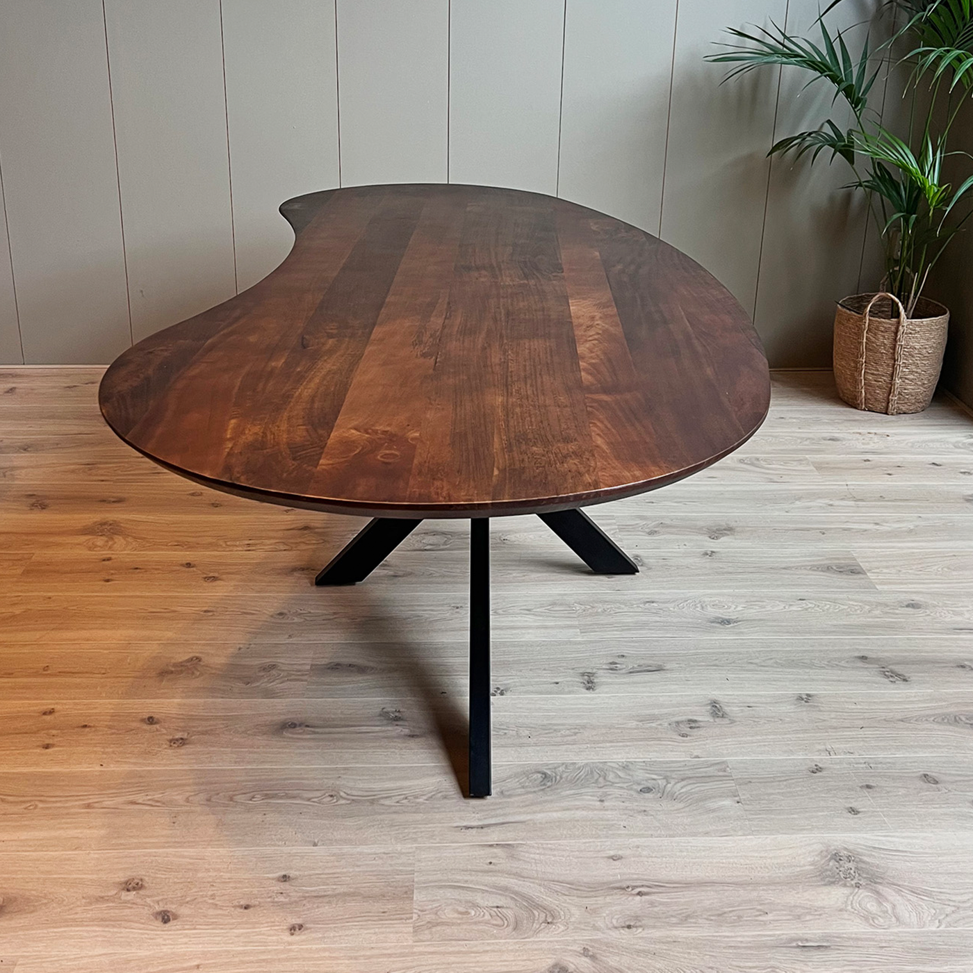 Eettafel organisch Kidney Eettafel mango organisch Kidney walnoot met spinpoot 160 cm