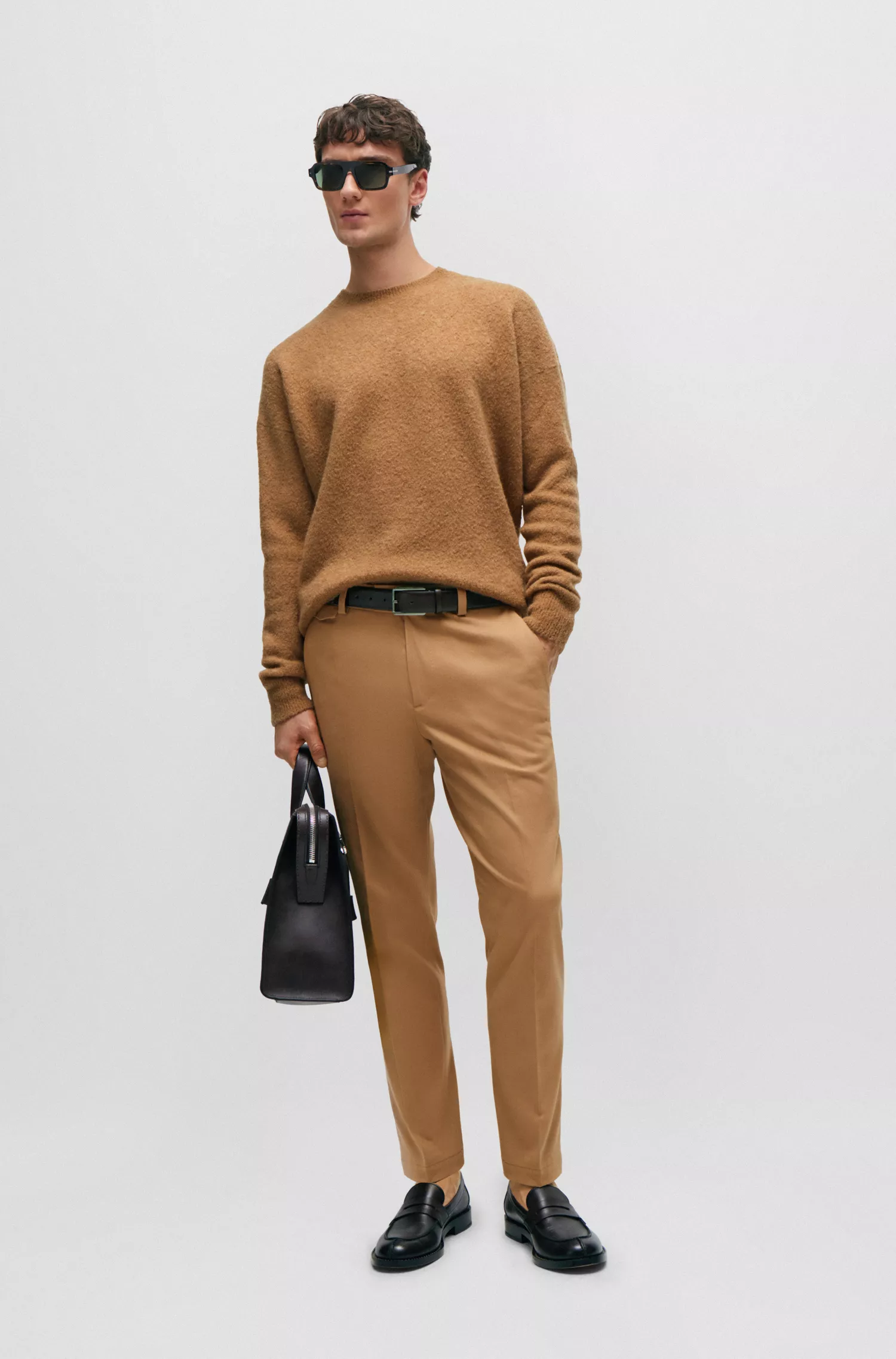 Suéter BOSS cor camelo, modelagem relaxada, em cashmere e seda.