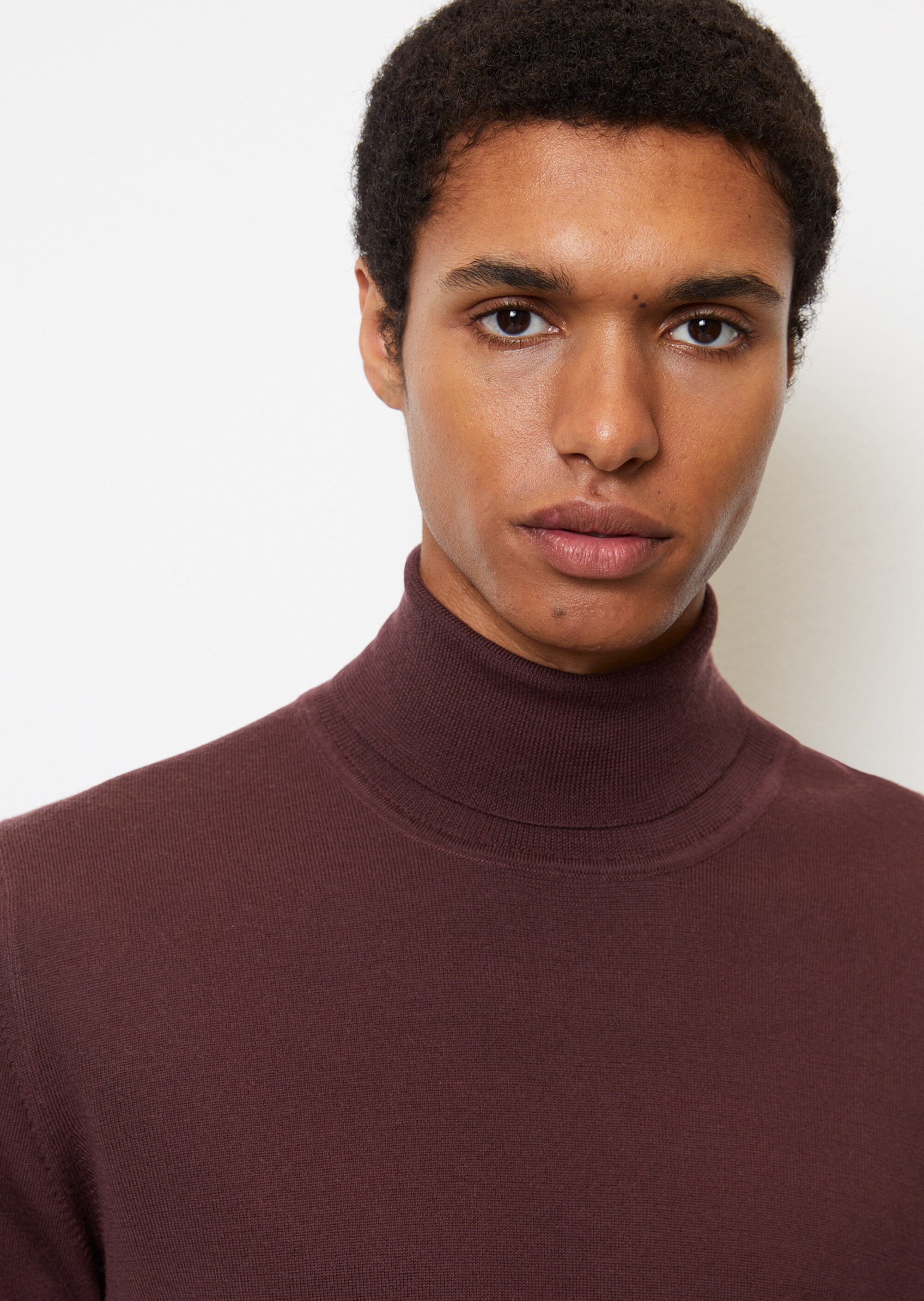Rollkragen-Pullover shaped aus softer Schurwolle