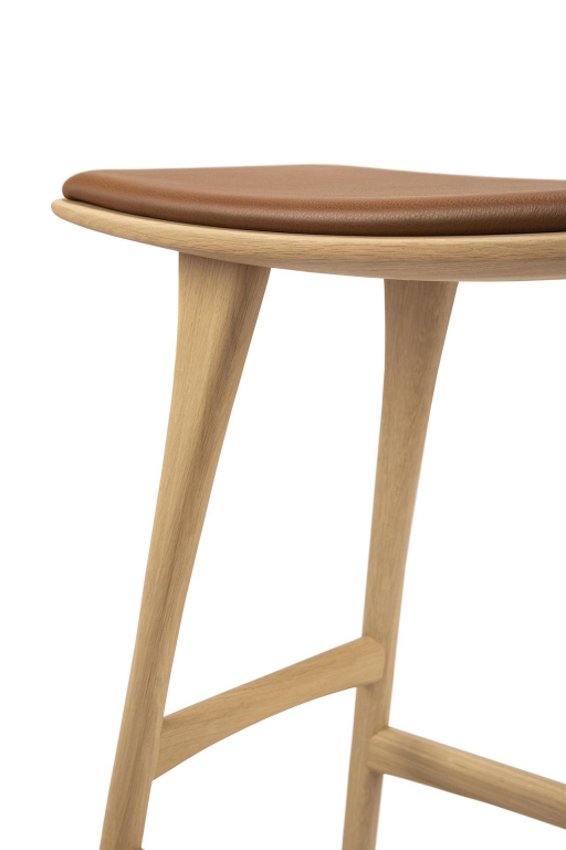Ethnicraft Osso barkruk 67 gestoffeerd eiken geolied cognac leer