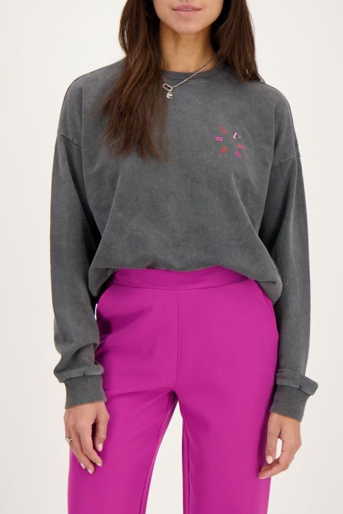Donkergrijze sweater met roze l'amour