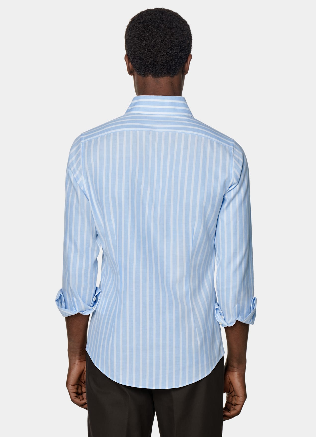 Chemise coupe très ajustée avec col d'une seule pièce bleu à rayures