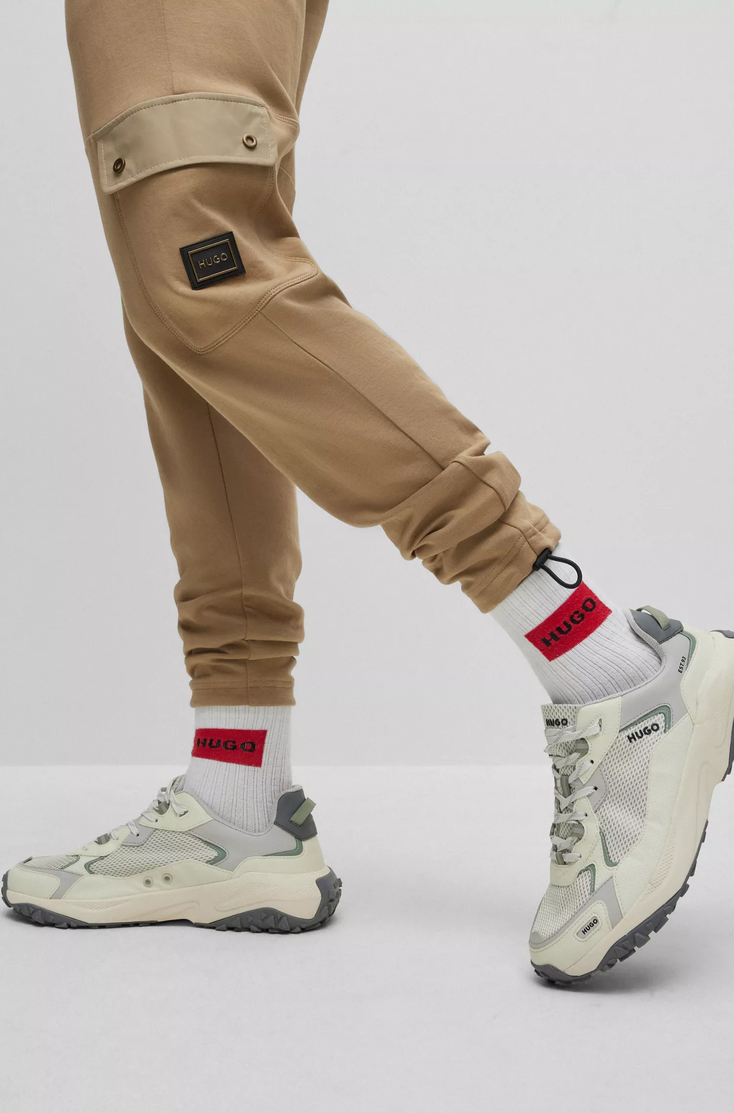 Calça de fato de treino cargo HUGO em mistura de algodão vermelho com logótipo emoldurado em metal