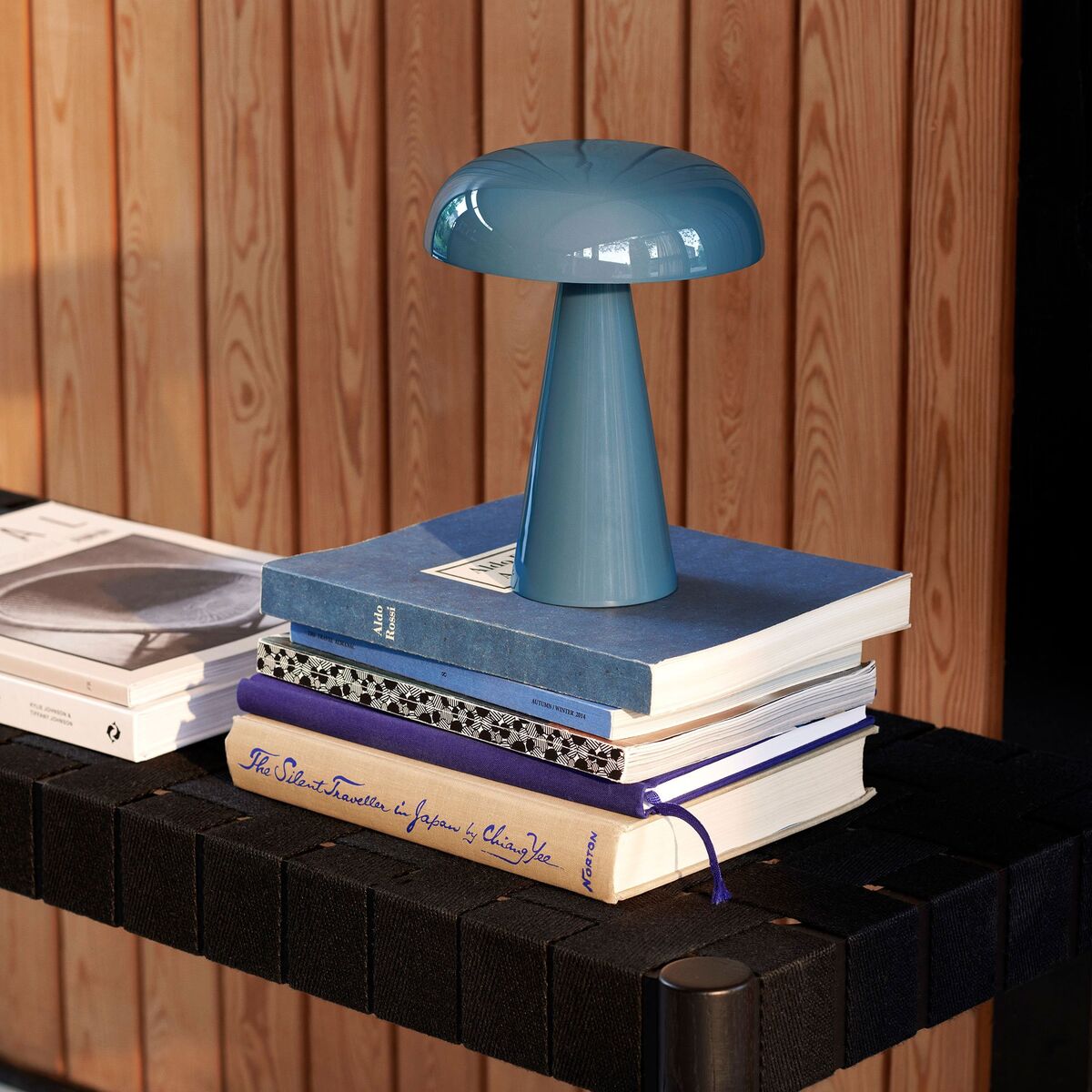 AndTradition Som SC53 bærbar lampe, steinblå