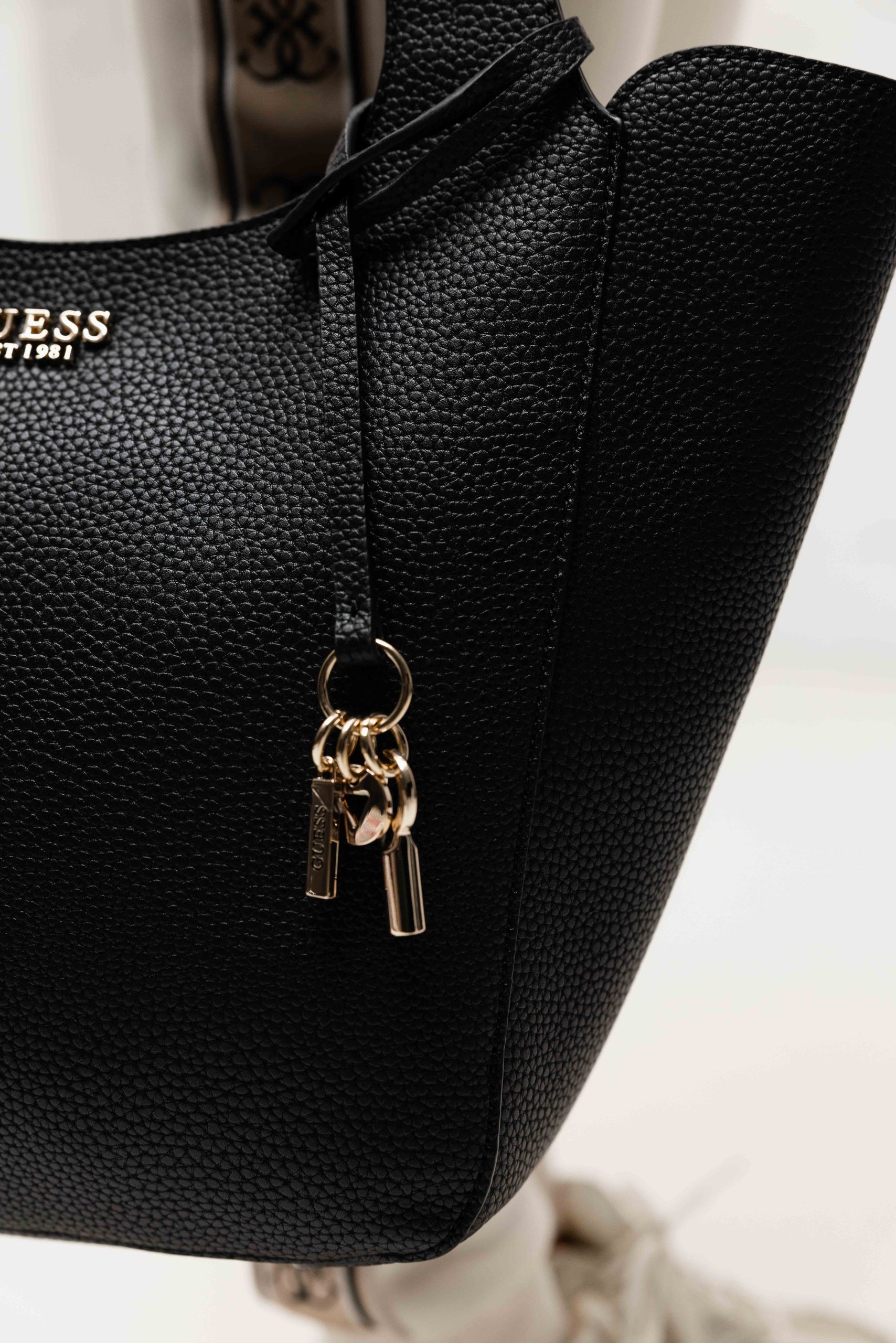 Guess Helina Tote Tas Zwart