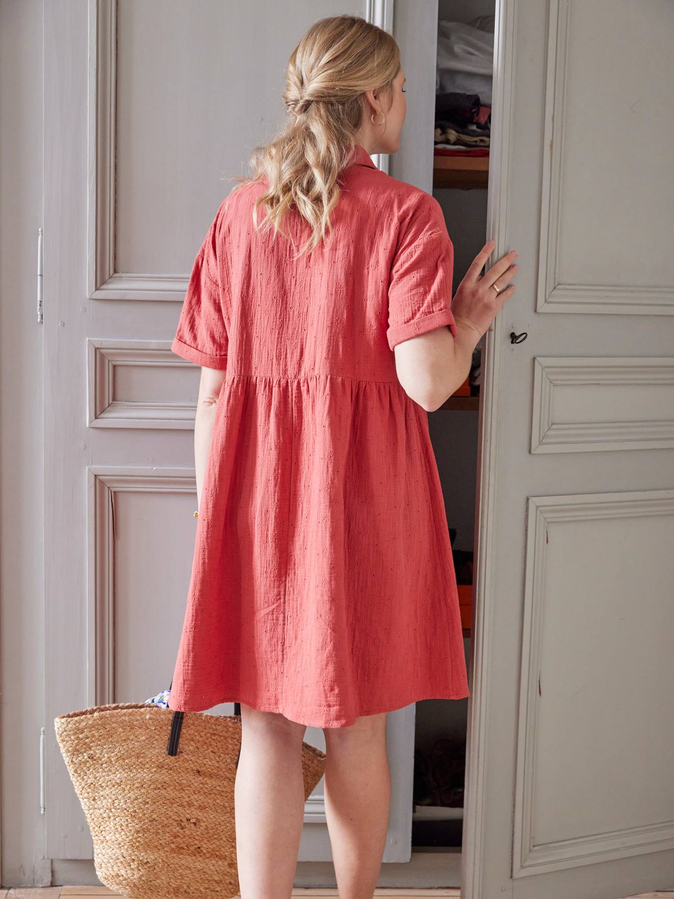 Vestido camisa bordado em chiffon de algodão para gestantes e lactantes (cor terracota)