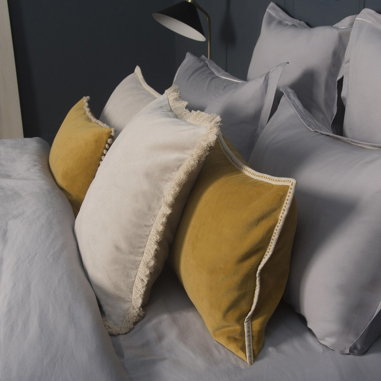 Febronie Housse de coussin velours Ella jaune moutarde
