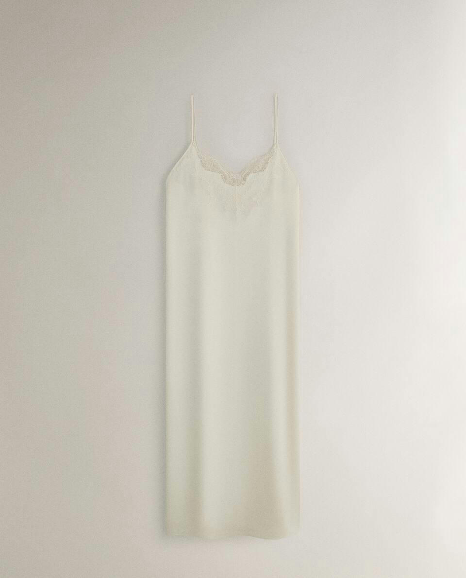 Camisola de cetim com renda loira