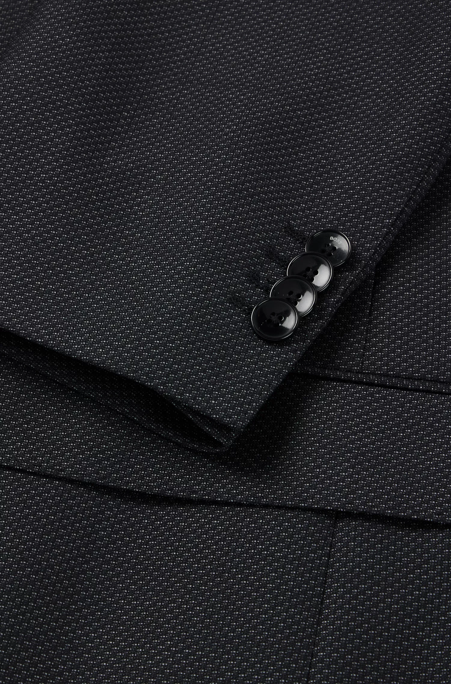 Terno BOSS preto, corte regular, em lã virgem com microestampa.
