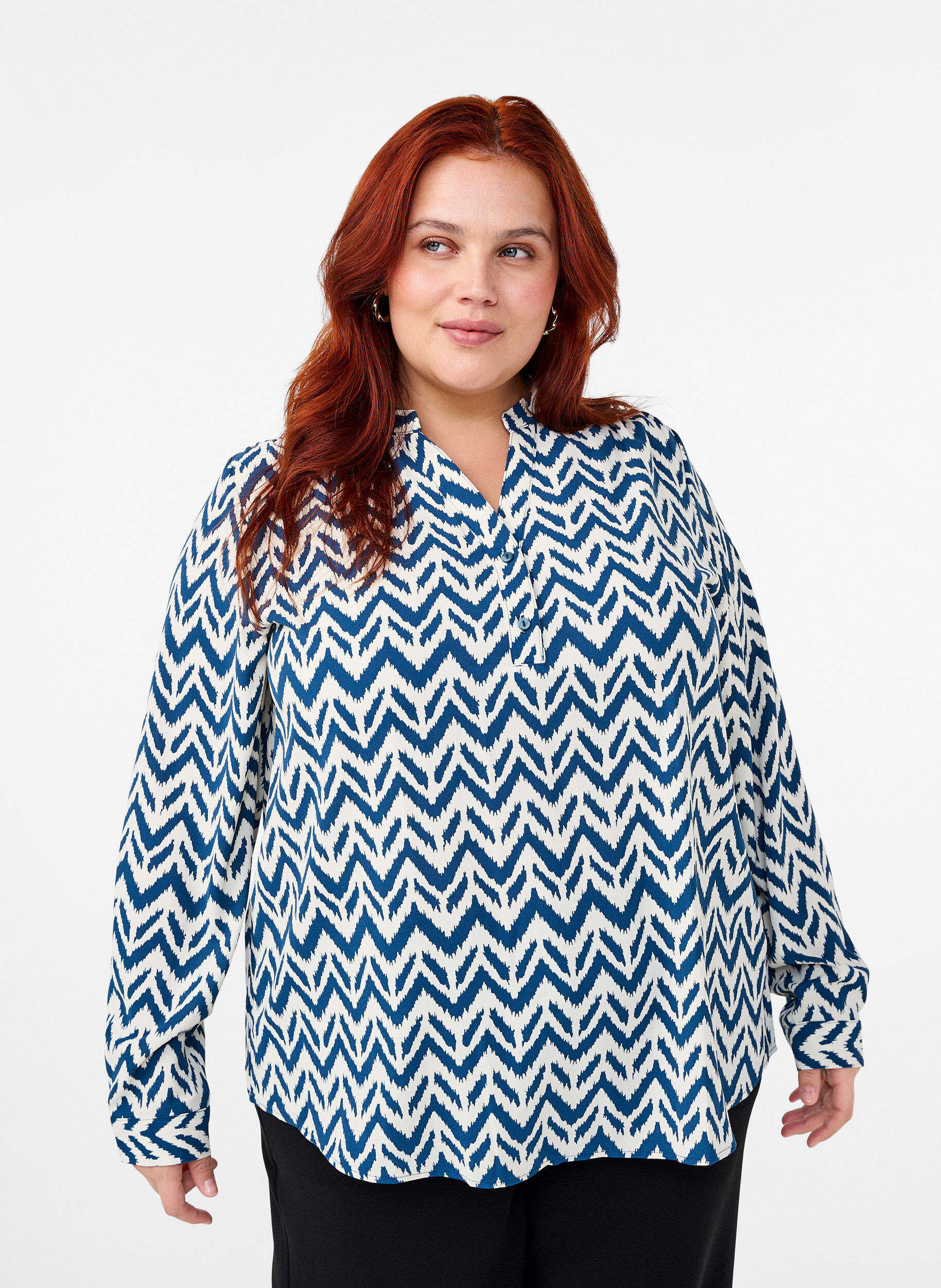 Langærmet skjortebluse med v-hals
