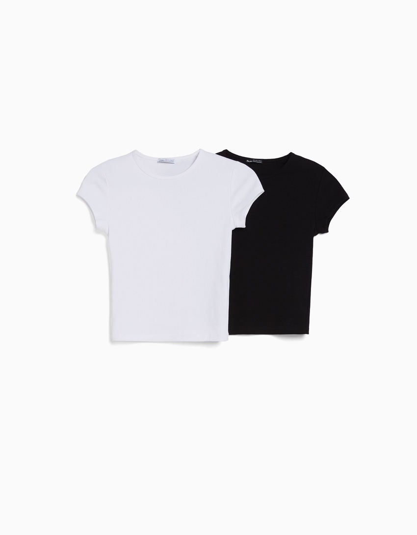 Pacote com 2 camisetas caneladas de manga curta.