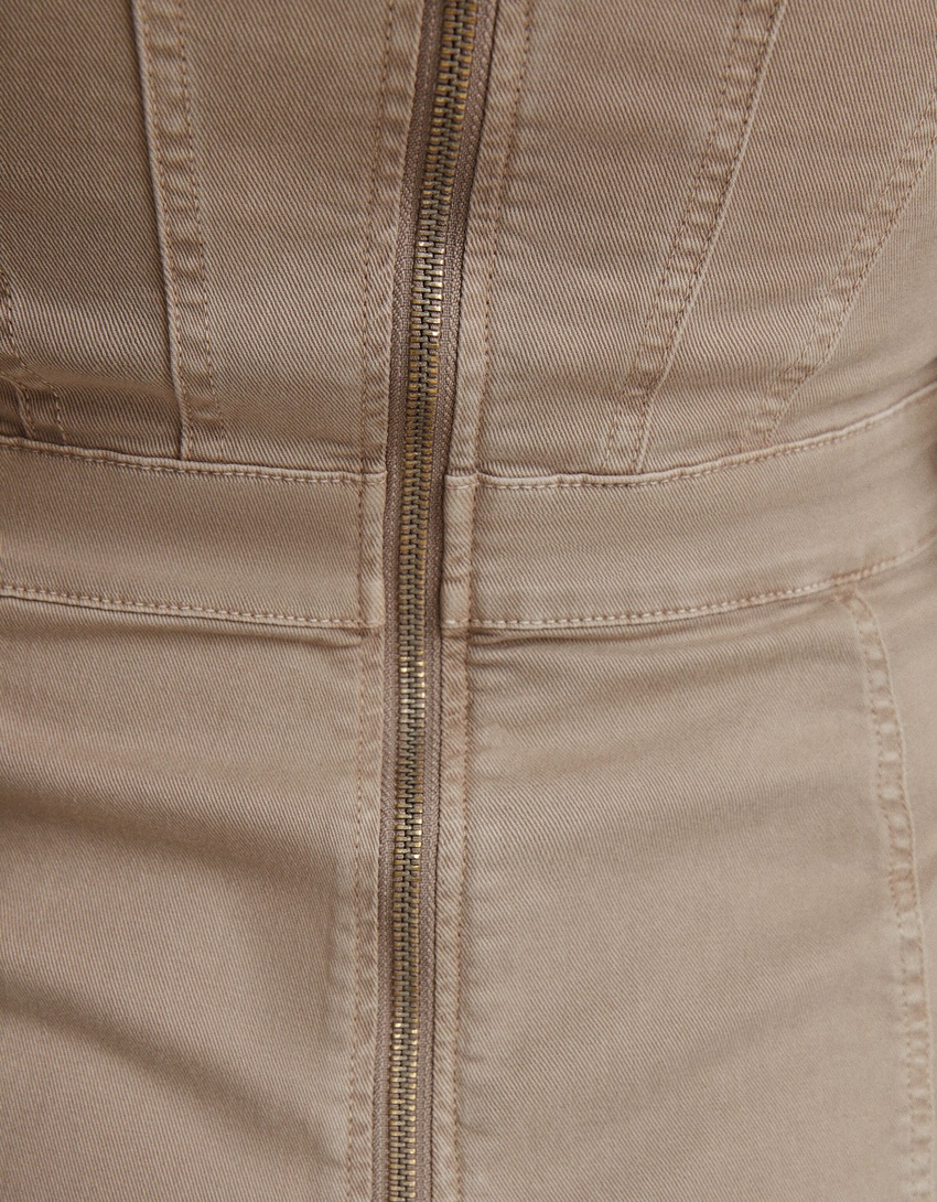 Vestido midi bandeau utilitário em sarja desbotada