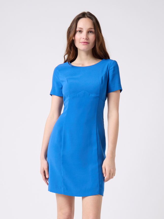 Robe court avec découpes dans le dos