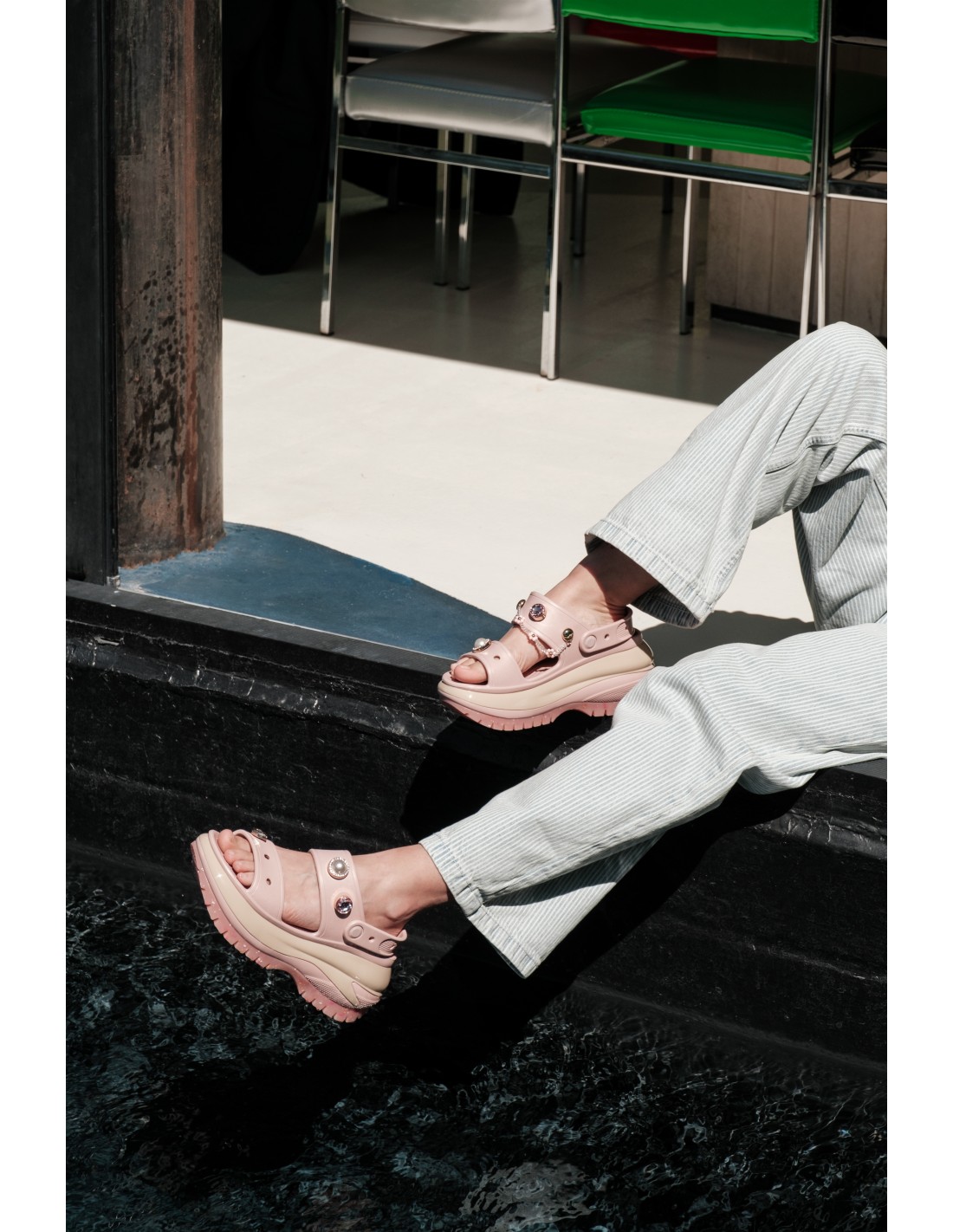 crocs Sandales compensées femme classic mega crush sandal beige rose